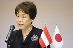 村尾靖子