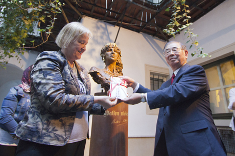 ウィーン平和記念館に約100万円を寄付