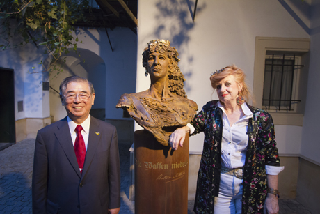 小松理事長とズットナー胸像と作者のロレマ氏